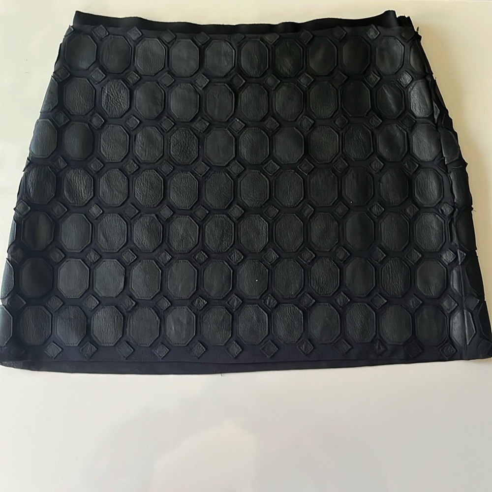 New Theory mixed media leather appliqué mini skirt with geometric pattern sz 4